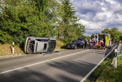Esslingen-Oberesslingen: Pkw legt sich auf die Seite – Fahrerin verletzt