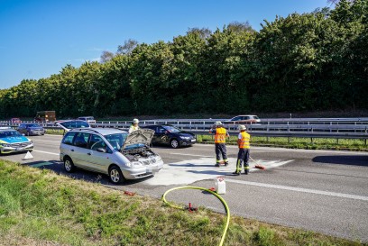 Altbach: Fahrzeugbrand auf der B10 - Fahrer verhindert schlimmeres