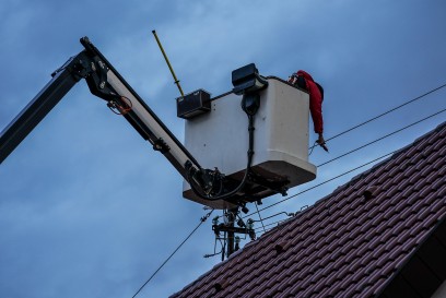 Bad Boll: Zwei Drehleitern bekaempfen Dachstuhlbrand in der Ortsmitte - Ueberlandhilfe aus dem Kreis Esslingen
