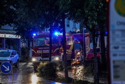 Bad Boll: Zwei Drehleitern bekaempfen Dachstuhlbrand in der Ortsmitte - Ueberlandhilfe aus dem Kreis Esslingen