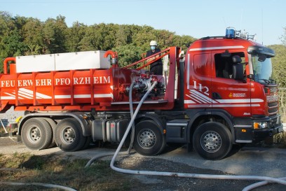 Pforzheim: Gartenhaus Vollbrand in einer Gartensiedlung an der Dietlingerstr. - Feuerwehr Grosseinsatz