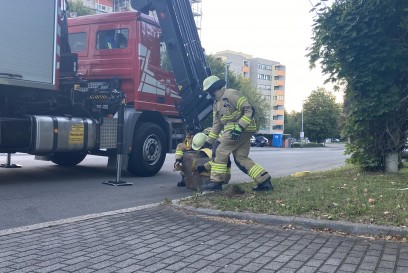Boeblingen: Groesserer Stein auf der Strasse Feuerwehr rueckt an