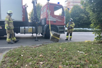 Boeblingen: Groesserer Stein auf der Strasse Feuerwehr rueckt an