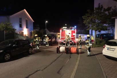 Steinenbronn: Brennende Muelltonne greift auf Hecke ueber 
