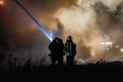 Schorndorf-Mannshaupten: Scheune mit ueber 500 Strohballen in Vollbrand – Stundenlanger Loescheinsatz