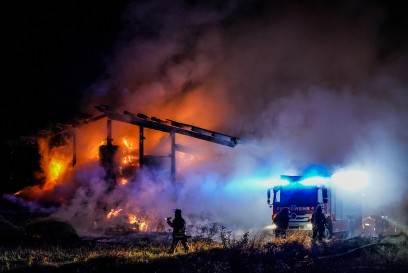 Schorndorf-Mannshaupten: Scheune mit ueber 500 Strohballen in Vollbrand – Stundenlanger Loescheinsatz