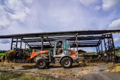 TAGBILDER! Schorndorf-Mannshaupten: Scheune mit ueber 500 Strohballen in Vollbrand – Stundenlanger Loescheinsatz