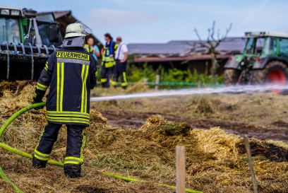 TAGBILDER! Schorndorf-Mannshaupten: Scheune mit ueber 500 Strohballen in Vollbrand – Stundenlanger Loescheinsatz