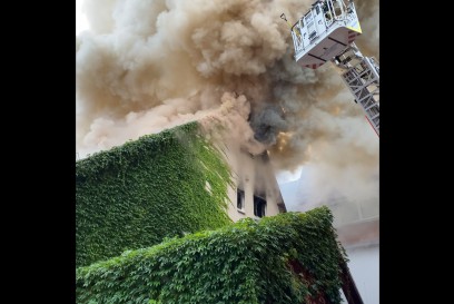 AMATEURMATERIAL! Kirchheim: Gebaeudebrand in der Altstadt - mehrere verletze 