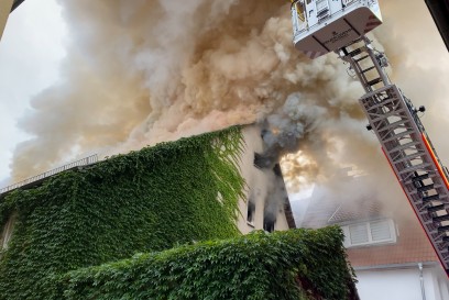 AMATEURMATERIAL! Kirchheim: Gebaeudebrand in der Altstadt - mehrere verletze 