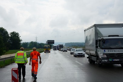 Kirchheim A8: BMW verunfallt auf der Autobahn - 3 verletzte