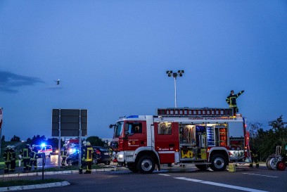 Pfalzgrafenweiler: Schwerer Kreuzungscrash – Rettungshubschrauber im Einsatz – Autofahrer gefaehrdet Einsatzkraefte