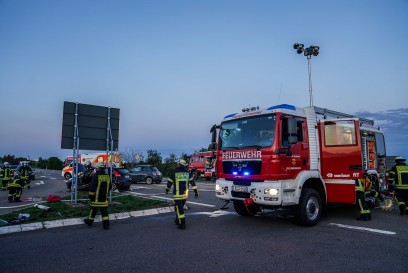 Pfalzgrafenweiler: Schwerer Kreuzungscrash – Rettungshubschrauber im Einsatz – Autofahrer gefaehrdet Einsatzkraefte