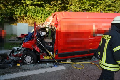 Gruibingen A8: Stau zu spaet bemerkt Schwere Verletzungen erlitt am Dienstagmorgen ein 26-Jaehriger bei einem Auffahrunfall bei Gruibingen.
