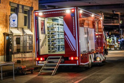 Esslingen: Dachstuhl von Denkmalgeschuetztem Haus am Rande der Altstadt in Vollbrand – 1 Verletzte – Grosseinsatz der Rettungskraefte