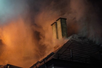 Esslingen: Dachstuhl von Denkmalgeschuetztem Haus am Rande der Altstadt in Vollbrand – 1 Verletzte – Grosseinsatz der Rettungskraefte