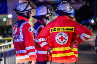 Esslingen: Dachstuhl von Denkmalgeschuetztem Haus am Rande der Altstadt in Vollbrand – 1 Verletzte – Grosseinsatz der Rettungskraefte