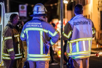 Esslingen: Dachstuhl von Denkmalgeschuetztem Haus am Rande der Altstadt in Vollbrand – 1 Verletzte – Grosseinsatz der Rettungskraefte