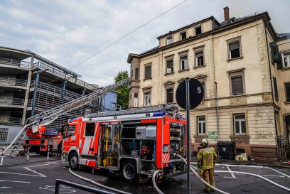 TAGBILDER! Esslingen: Dachstuhl von Denkmalgeschuetztem Haus am Rande der Altstadt in Vollbrand – 1 Verletzte – Grosseinsatz der Rettungskraefte