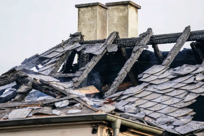 TAGBILDER! Esslingen: Dachstuhl von Denkmalgeschuetztem Haus am Rande der Altstadt in Vollbrand – 1 Verletzte – Grosseinsatz der Rettungskraefte