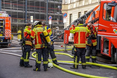 MEHRERE FESTNAHMEN! Esslingen: Dachstuhl von Denkmalgeschuetztem Haus am Rande der Altstadt in Vollbrand – 1 Verletzte – Grosseinsatz der Rettungskraefte