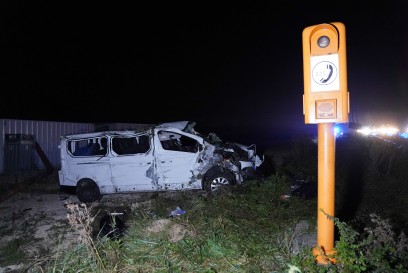 Koengen/A8: Kleinbus kommt von Fahrbahn ab und ueberschlaegt sich mehrfach – Mitfahrer unter Fahrzeug eingeklemmt – Rettungshubschrauber im Einsatz