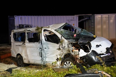Koengen/A8: Kleinbus kommt von Fahrbahn ab und ueberschlaegt sich mehrfach – Mitfahrer unter Fahrzeug eingeklemmt – Rettungshubschrauber im Einsatz