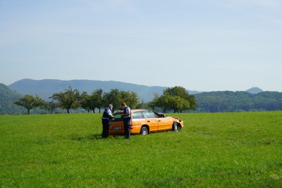 Bissingen: PKW kommt von Fahrbahn ab und ueberschlaegt sich