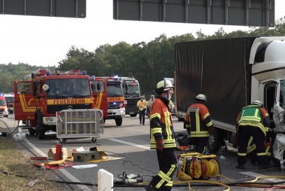 A81 Hildrizhausen: Auffahrunfall sorgt fuer Vollsperrung - Fahrer lebensgefaehrlich verletzt