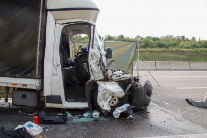 A81 Hildrizhausen: Auffahrunfall sorgt fuer Vollsperrung - Fahrer lebensgefaehrlich verletzt
