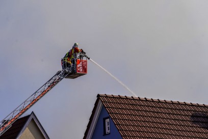 Backnang: Gartenhuettenbrand greift auf Gebaeude ueber - Grosseinsatz