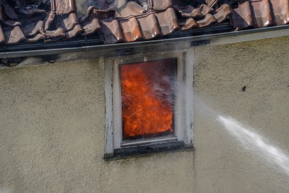 Backnang: Gartenhuettenbrand greift auf Gebaeude ueber - Grosseinsatz
