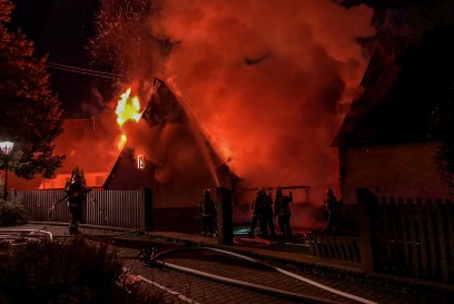 Weil der Stadt - Merklingen: Brand eines Schuppens greift auf Wohngebaeude ueber