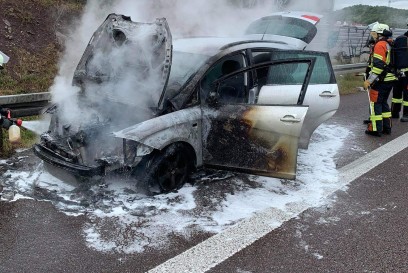 Ehningen: Pkw brennt voellig aus auf der Autobahn 