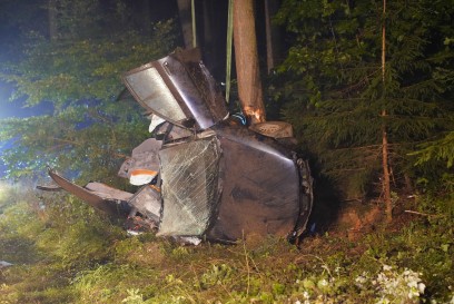 Adelberg: Pkw knallt auf Waldstrecke gegen Baum - 21-Jaehriger kommt bei einem Unfall ums Leben