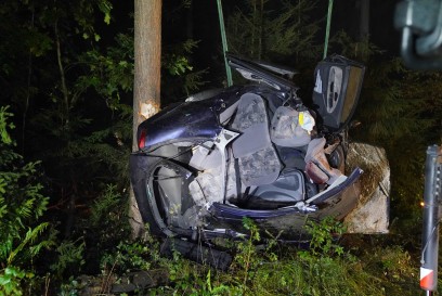 Adelberg: Pkw knallt auf Waldstrecke gegen Baum - 21-Jaehriger kommt bei einem Unfall ums Leben