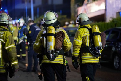 Nuertingen-Neckarhausen: Hund rettet Familie vor den Flammen und stirbt – mehrere Verletzte – Obergeschoss in Vollbrand