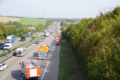 Pleidelsheim: LKW kracht in Kehrmaschine und kippt um
