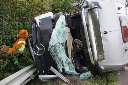 Pleidelsheim: LKW kracht in Kehrmaschine und kippt um