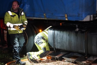 Pforzheim: Lkw verliert 600l Diesel nach einem Fahrzeugschaden - Feuerwehr mit Gefahrgutzug im Einsatz