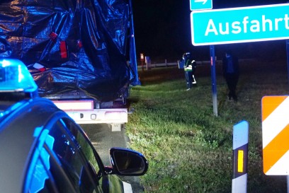Pforzheim: Lkw verliert 600l Diesel nach einem Fahrzeugschaden - Feuerwehr mit Gefahrgutzug im Einsatz