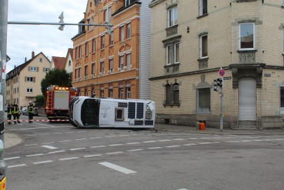 Ludwigsburg: Wohnmobil kippt nach Zusammenstoss um, 3 Verletzt.