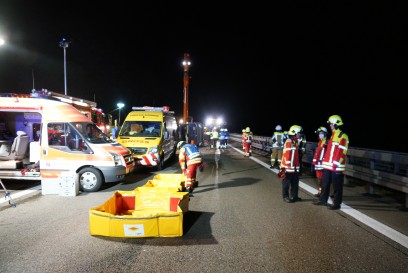 Hohenstadt A8: LKW kommt von Fahrbahn ab - Gefahrgutzug der Feuerwehr im Einsatz
