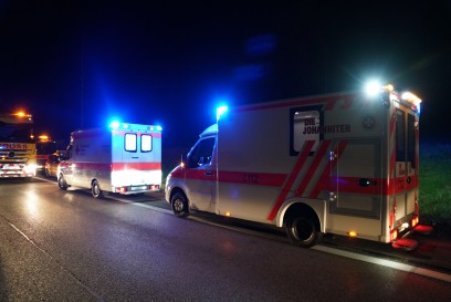 Hohenstadt A8: LKW kommt von Fahrbahn ab - Gefahrgutzug der Feuerwehr im Einsatz