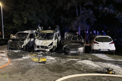 Stuttgart: Mehrere PKW‘s Brennen in Stuttgart-Freiberg