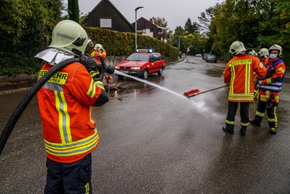 Ebersbach: Betonmischer verliert Beton – Feuerwehr reinigt die Strasse