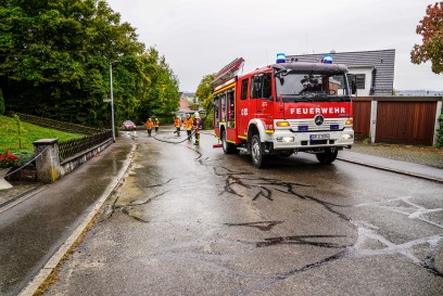 Ebersbach: Betonmischer verliert Beton – Feuerwehr reinigt die Strasse