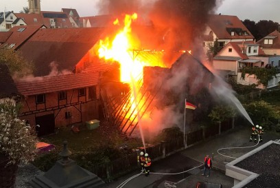 FLAMMENBILDER! Leinfelden-Echterdingen: Scheunenvollbrand in der Ortsmitte