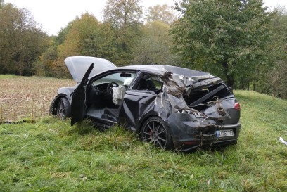 Metzingen: Golf landet nach mehrfachem Ueberschlag im Acker