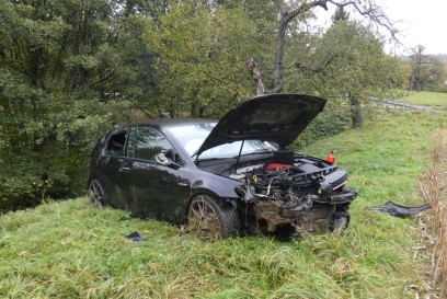 Metzingen: Golf landet nach mehrfachem Ueberschlag im Acker